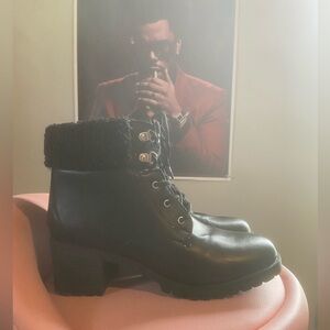 BLACK WOMANS SIZE 9 HIGH HEEL BOOTS